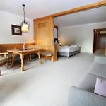 & Hochriegel 4*