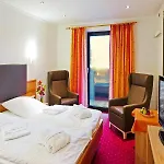 & Hochriegel 4*