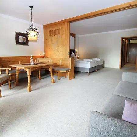 & Hochriegel 4*